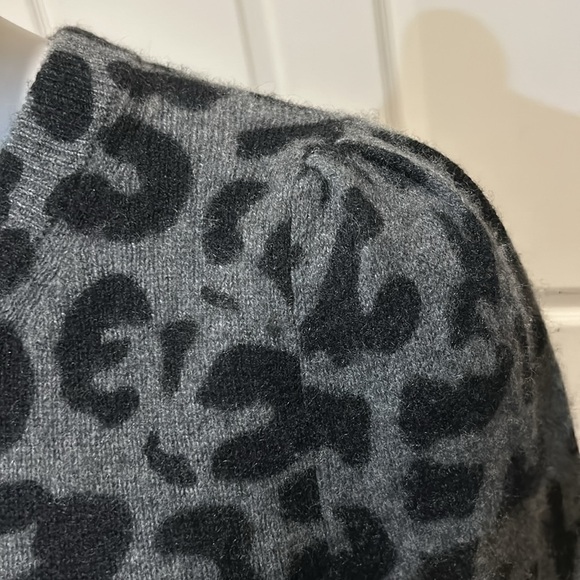 White + Warren Cashmere Sweater. Medium - Picture 2 of 9